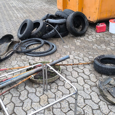 Leider wurde neben etlichen Auto- und Fahrradreifen auch Sperrm�ll in der Natur "entsorgt".