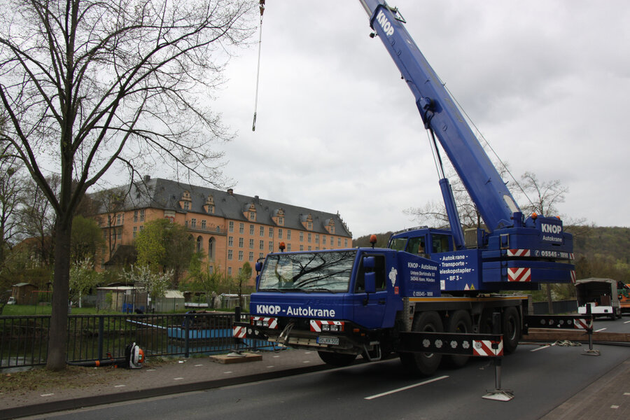 Zur Errichtung der Holzbr�cke ist ein Autokran erforderlich, so dass aus Platzgr�nden auf dem �Steinweg� im Zuge der Ortsdurchfahrt der B 80 kein Durchgangsverkehr m�glich sein wird.