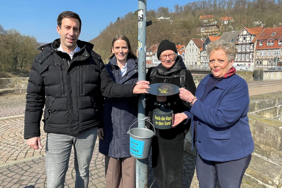 (V.re.) Heike Tauer-Schneider und Cornelia Schulze, die die Initiative �Steck die Kippe in den Sand� ins Leben riefen, haben mit den G�ttinger Werkst�tten ein funktionales Design f�r neue Kippen-Eimer entwickelt. Rund 20 Exemplare sollen kurzfristig an die Stadt Hann. M�nden, hier in Vertretung von B�rgermeister Tobias Dannenberg und Wirtschaftsf�rderin Anna-Lena Wiegr�fe, �bergeben werden.