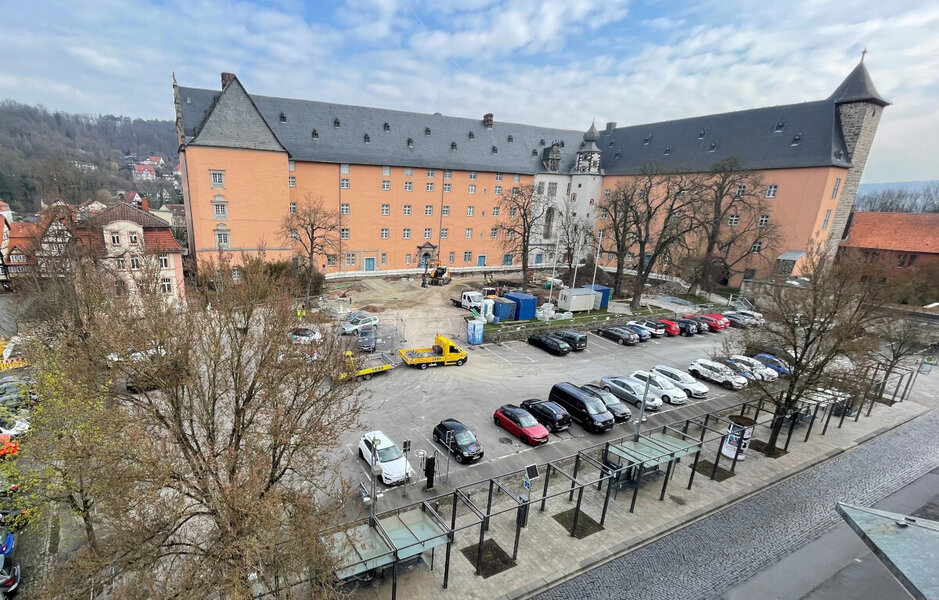 Die aktuelle Kostensch�tzung des beauftragten Planungsb�ros bel�uft sich f�r die Umgestaltung des unteren Schlossplatzes auf insgesamt rund 985.700 Euro.