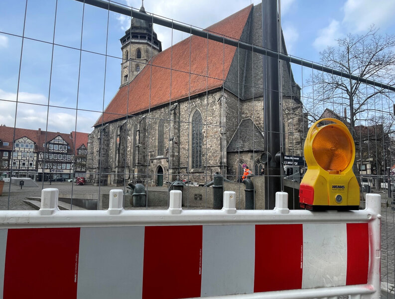 Die Ost-, West- und S�dseite (Kirchplatz) der St.-Blasius-Kirche wird in einem Abstand von mehreren Metern zum Bauwerk vor�bergehend ein Absperrzaun errichtet. Diese Ma�nahme dient der Verkehrssicherung.