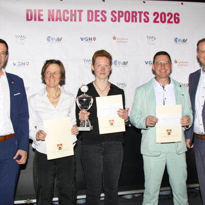 (V.li.) B�rgermeister Tobias Dannenberg mit den Sportlerinnen des Jahres 2025, Ulrike Teichmann (Platz 3) und Lisa M�nster (Platz 1). Michael Fraatz nahm die Ehrung f�r die im Trainingscamp weilende Leny Wenzel (Platz 2) entgegen. Ganz rechts im Bild: Marc Pf�tz, Gesch�ftsf�hrer der VHM.