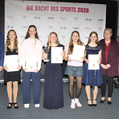 (V.li.) B�rgermeister Tobias Dannenberg mit der Mannschaft des Jahres 2025, dem K4-Boot des M�ndener Kanu Clubs mit der Bootsbesetzung der A-Sch�lerinnen, Trainerin Claudia B�defeld und Dirk Minde von der VGH Versicherung.