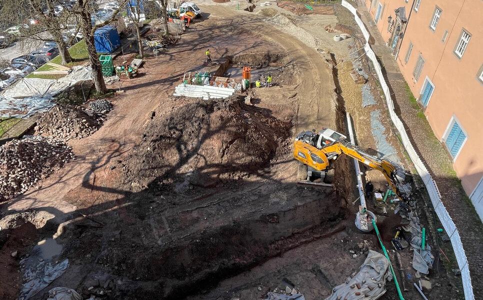 Wie der zust�ndige Fachdienst, wurden bei den derzeit laufenden Tiefbauarbeiten auf dem oberen Schlossplatz bedeutende historische Strukturen freigelegt und dokumentiert.