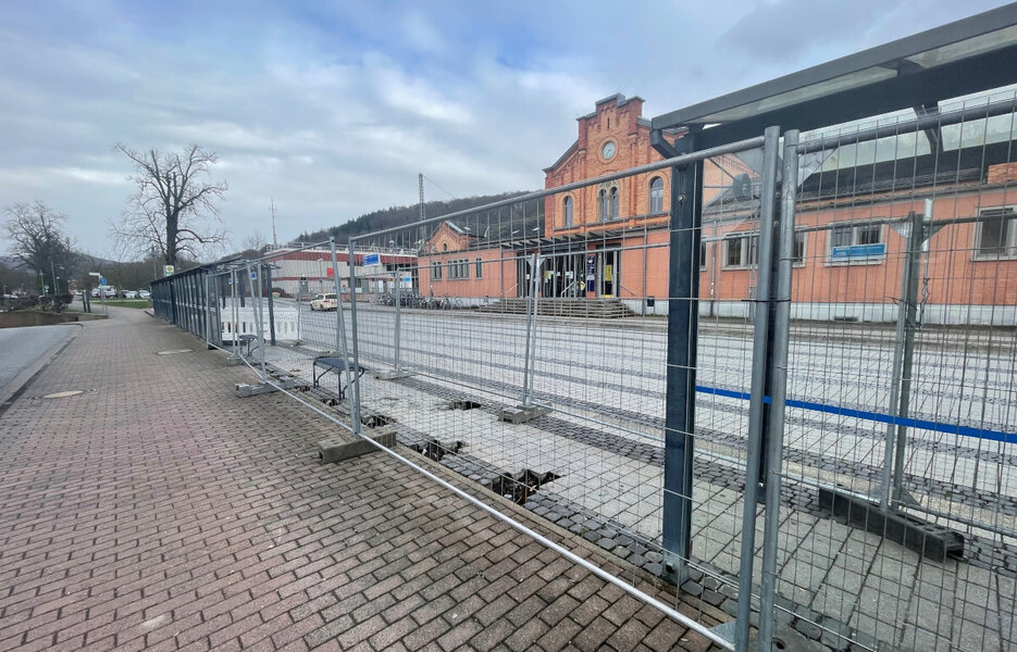 Die zerst�rten Bushaltestellen auf dem Bahnhofsvorplatz werden voraussichtlich bis Mai 2026 instandgesetzt.