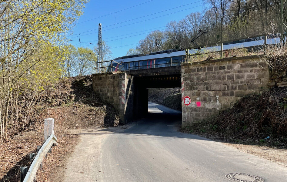 R�ck- und Neubau der Eisenbahn�berf�hrung in der Stra�e "Im Schulzenrode" sind Bestandteil der eigentlichen Hauptarbeiten und werden voraussichtlich Mitte 2027 umgesetzt. Bereits im Mai 2026 beginnen die Vorarbeiten.