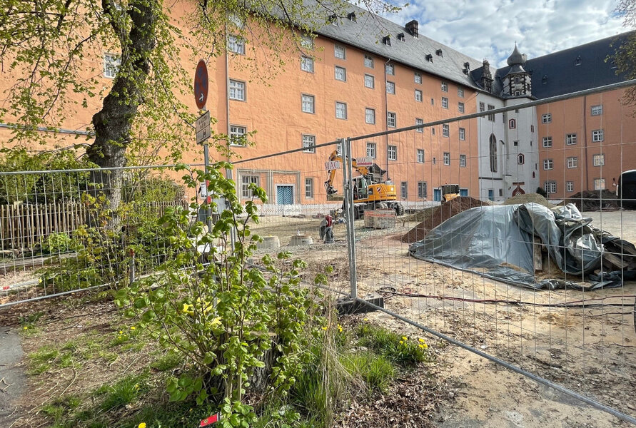 Aufgrund einer Baustellenverlagerung auf dem oberen Schlossplatz wird ein neuer Zugang in unmittelbarer N�he zur Stra�e �Vor der Burg� auf der westlichen Seite des Areals eingerichtet.