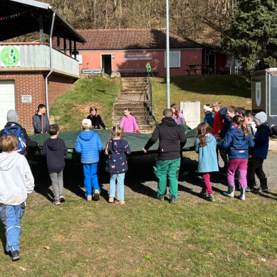 Ob Bobbycar-Fahren, Fu&szlig;ball, Gruppenspiele oder Bastel- und Kreativangebote - Langeweile kommt garantiert nicht auf. 