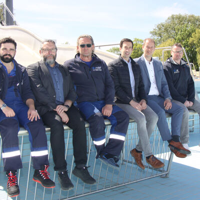 (V.li.) Schwimmmeister Oliver Dietze, Stefan Beer (Technischer Leiter der VHM), Schwimmmeister Frank Michel, B&uuml;rgermeister Tobias Dannenberg, VHM-Gesch&auml;ftsf&uuml;hrer Marc Pf&uuml;tz und Carsten Linke (Leiter VHM-Kundenservice).