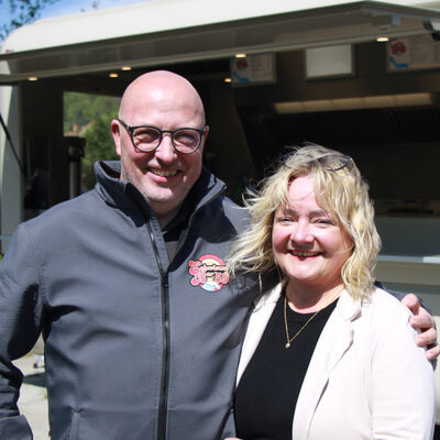 Das Betreiberehepaar Katja und Andreas Sadowsky vor ihrer �Schwimmbar 59�.
