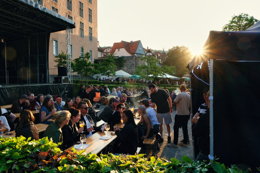 Am Dielengraben, direkt zwischen Werra und Welfenschloss, pr�sentieren sich Brauereien sowie Craft-Bier-Brauereien, die ihre ausgefallenen und edlen Kreationen vorstellen.