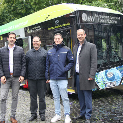 (V.li.) B&uuml;rgermeister Tobias Dannenberg, Daniel Sallwey und Florian Sallwey (Omnibusbetrieb Sallwey GmbH) sowie Marc Pf&uuml;tz, Gesch&auml;ftsf&uuml;hrer der Versorgungsbetriebe Hann. M&uuml;nden GmbH.