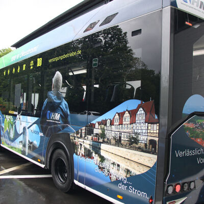 Motive der Stadt zieren das neue Fahrzeug.