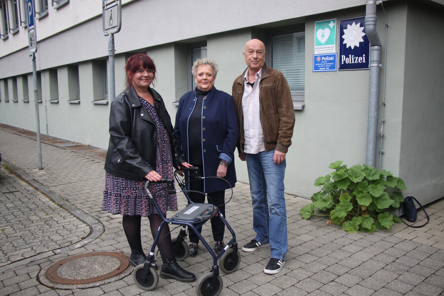 (V.li.) Stephanie Heck-Weidemeier (GAB / Haus der Nationen), Heike Tauer-Schneider (Behindertenbeauftragte Stadt Hann. M�nden) und Horst He�ler (Leitung Qualifizierungsstandort GAB / HM�) wollen gebrauchte Rollst�hle und Rollatoren aufarbeiten lassen und diese anschlie�end weitergeben.