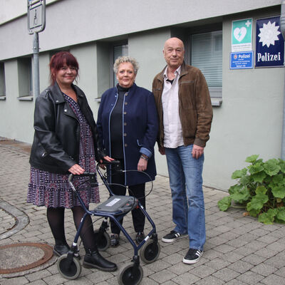 (V.li.) Stephanie Heck-Weidemeier (GAB / Haus der Nationen), Heike Tauer-Schneider (Behindertenbeauftragte Stadt Hann. M&uuml;nden) und Horst He&szlig;ler (Leitung Qualifizierungsstandort GAB / HM&Uuml;) wollen gebrauchte Rollst&uuml;hle und Rollatoren aufarbeiten lassen und diese anschlie&szlig;end weitergeben.