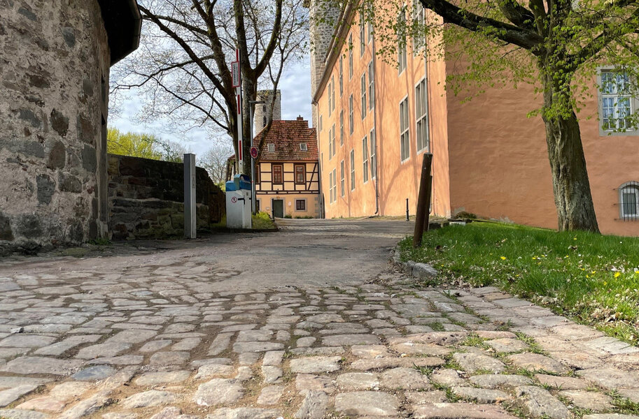 Durch die Sanierung soll der Verbindungsweg zwischen Welfenschloss und Dielengraben optisch an die Neugestaltung des oberen Schlossplatzes angepasst werden.