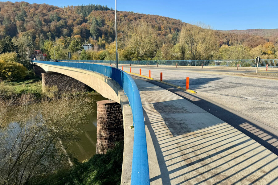 Aktuell laufen noch abschlie�ende Sondierungsarbeiten im Bereich beider Ufer der Weser. Im Zuge dieser Untersuchungen wurden auf der Ostseite im Bereich der Weserumschlagstelle zudem bislang nicht dokumentierte Kabeltrassen festgestellt.