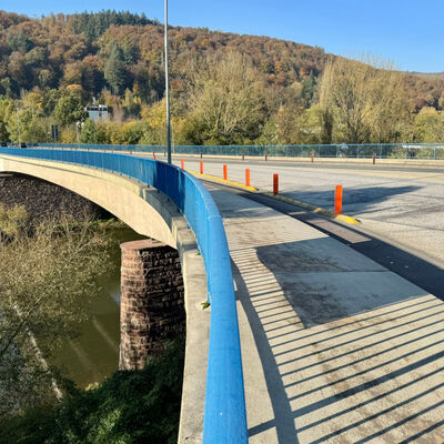 Aktuell laufen noch abschlie&szlig;ende Sondierungsarbeiten im Bereich beider Ufer der Weser. Im Zuge dieser Untersuchungen wurden auf der Ostseite im Bereich der Weserumschlagstelle zudem bislang nicht dokumentierte Kabeltrassen festgestellt. 