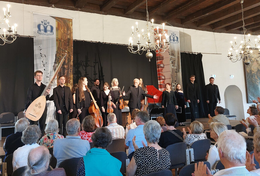 Langanhaltender Applaus f�r Werke selten gespielter Komponisten wie Franz Tunder, Petrus Hasse oder Gregor Zuber aus der Zeit des Drei�igj�hrigen Krieges. Das Europ�ische Hanse-Ensemble unter der Leitung von Manfred Cordes gastierte mit werksgerechten Interpretationen von Kantaten und Instrumentals�tzen dieser Epoche im Rahmen der H�ndelfestspiele im Rittersaal.
