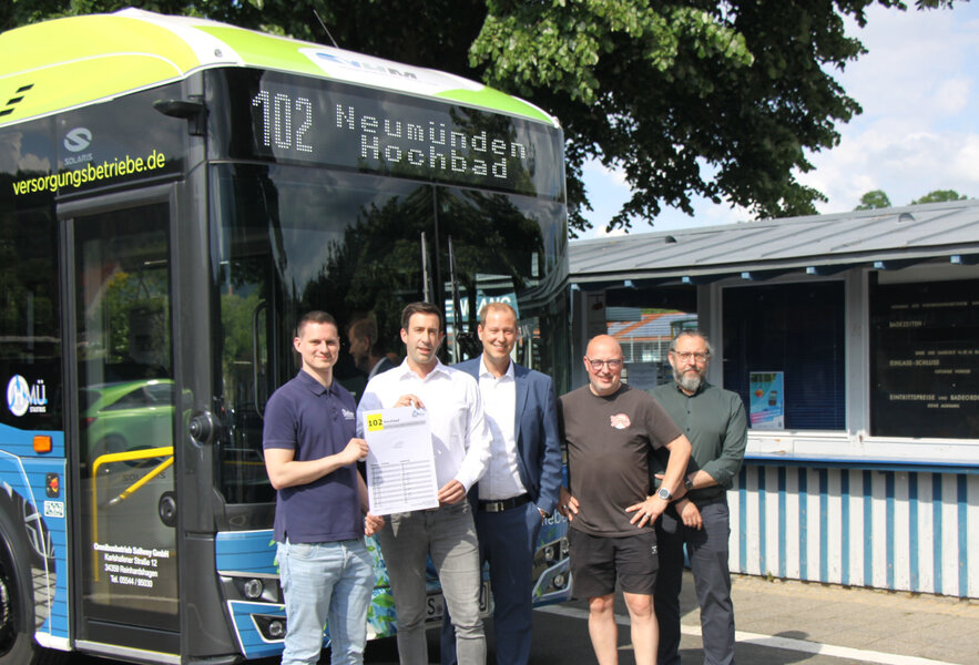 (V.li.) Florian Sallwey, B�rgermeister Tobias Dannenberg, VHM-Gesch�ftsf�hrer Marc Pf�tz, Hochbad-P�chter Andreas Sadowsky und VHM-Prokurist Stefan Beer.