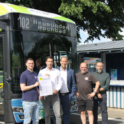 (V.li.) Florian Sallwey, B&uuml;rgermeister Tobias Dannenberg, VHM-Gesch&auml;ftsf&uuml;hrer Marc Pf&uuml;tz, Hochbad-P&auml;chter Andreas Sadowsky und VHM-Prokurist Stefan Beer.