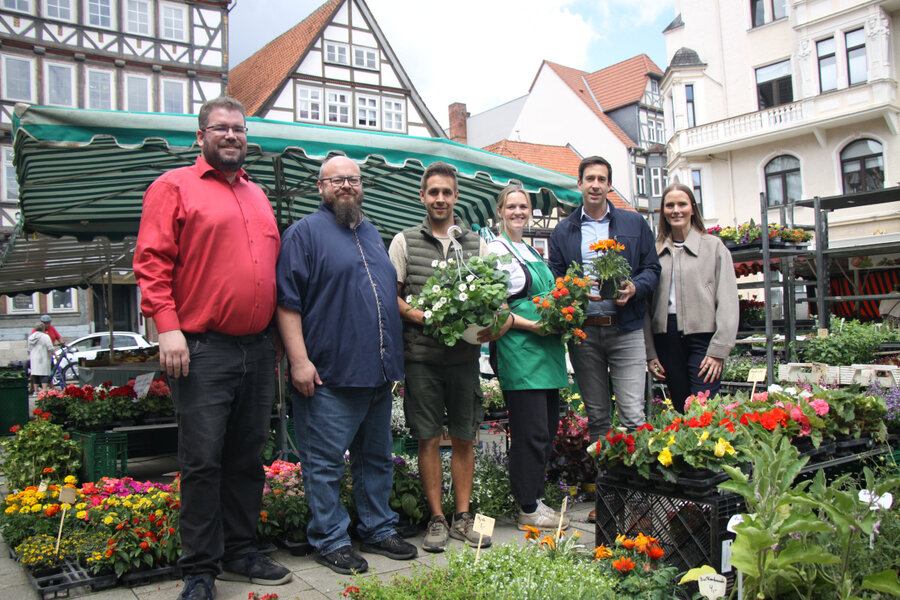 (V.li.) HMM-Geschäftsführer Matthias Biroth, HMM-Prokurist Martin Creuels, Jan Oppermann (Gärtnerei Oppermann, Barterode), Franziska Fethke, (Gärtnerei Fethke, Seulingen), Bürgermeister Tobias Dannenberg und Wirtschaftsförderin Anna-Lena Wiegräfe.
