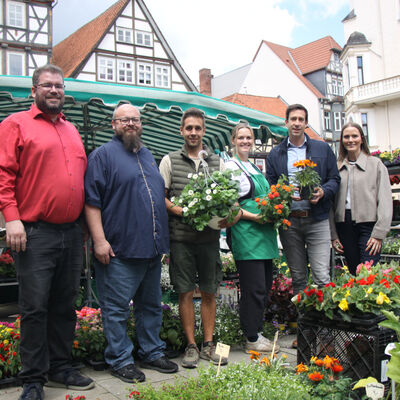 (V.li.) HMM-Gesch&Atilde;&euro;ftsf&Atilde;&OElig;hrer Matthias Biroth, HMM-Prokurist Martin Creuels, Jan Oppermann (G&Atilde;&euro;rtnerei Oppermann, Barterode), Franziska Fethke, (G&Atilde;&euro;rtnerei Fethke, Seulingen), B&Atilde;&OElig;rgermeister Tobias Dannenberg und Wirtschaftsf&Atilde;&para;rderin Anna-Lena Wiegr&Atilde;&euro;fe.