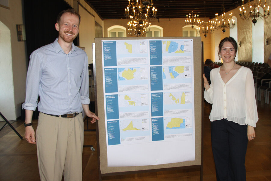 Justus B�rms (Projektleitung KWP Hann. M�nden) und Navina Ehlers (Analyst Energy Planning) vom Hamburg Institut stellten das Konzept f�r die Kommunale W�rmeplanung Hann. M�nden im Rittersaal vor.