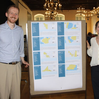 Justus B&ouml;rms (Projektleitung KWP Hann. M&uuml;nden) und Navina Ehlers (Analyst Energy Planning) vom Hamburg Institut stellten das Konzept f&uuml;r die Kommunale W&auml;rmeplanung Hann. M&uuml;nden im Rittersaal vor.