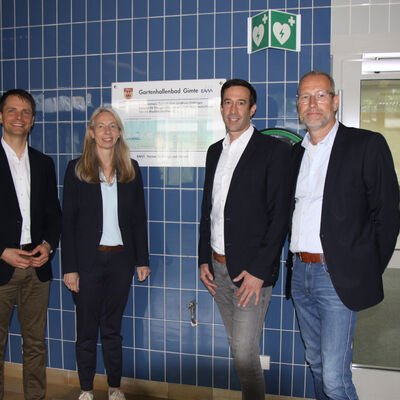 (V.li) Kreisrat Conrad Finger, Erste Kreisr&auml;tin Doreen Fragel, B&uuml;rgermeister Tobias Dannenberg und BBS-Leiter Markus Keunecke im aktuell durch das Pflege- und Therapiezentrum der BBS M&uuml;nden genutzten Hallenbad-Geb&auml;ude in Gimte.