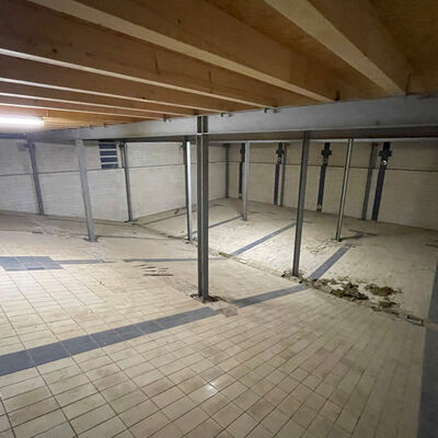 Ein Blick in das ehemalige Schwimmbecken des Gimter Garten-Hallenbades, das derzeit nicht �ffentlich zug�nglich ist. �ber dem Becken befindet sich derzeit das Pflege- und Therapiezentrum der BBS M�nden.