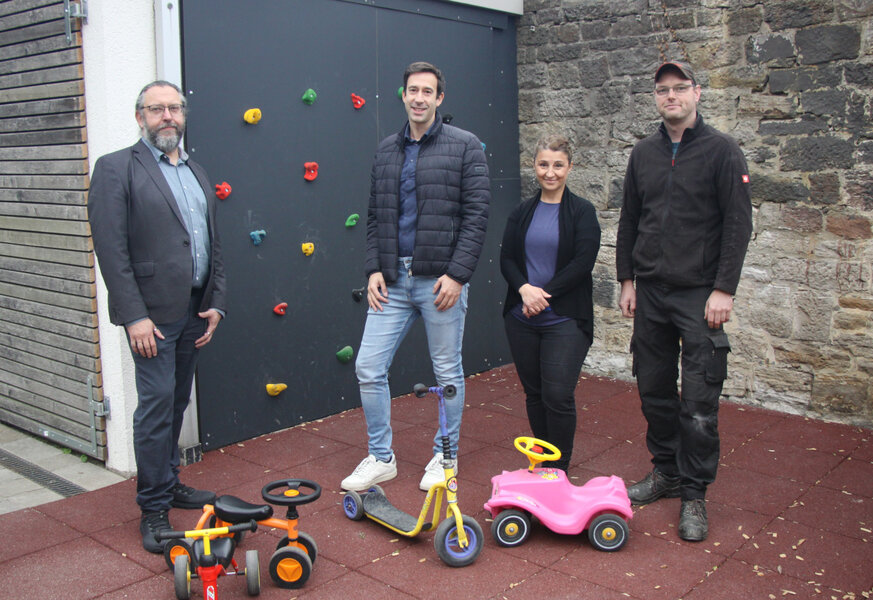(V.li.) Stefan Beer, Technischer Leiter der VHM, B�rgermeister Tobias Dannenberg, Kita-Leiterin Seyda Derebasi und Malte Osenbr�ck, Mitarbeiter des st�dtischen Bauhofs vor der einstigen Einhausung der Trafostation auf dem Kita-Gel�nde, die heute als Spiel- und Nutzfl�che Verwendung findet.