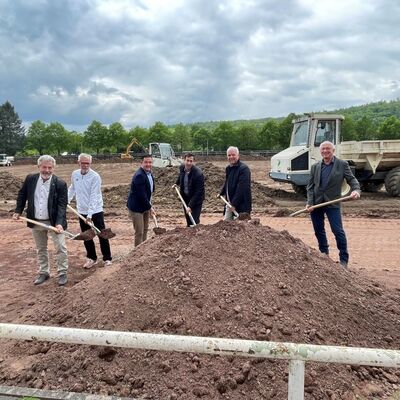 Offizieller Spatenstich im Beisein von Vertretern des Landkreises, ortsans&auml;ssiger Sportvereine und ausf&uuml;hrender Unternehmen, Bilder vom 05.05.2025
