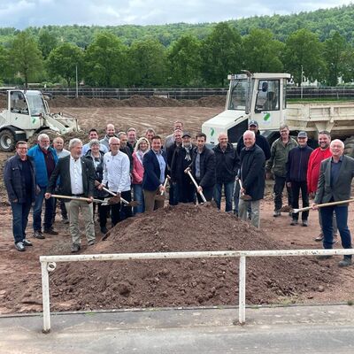 Offizieller Spatenstich im Beisein von Vertretern des Landkreises, ortsans&auml;ssiger Sportvereine und ausf&uuml;hrender Unternehmen, Bilder vom 05.05.2025