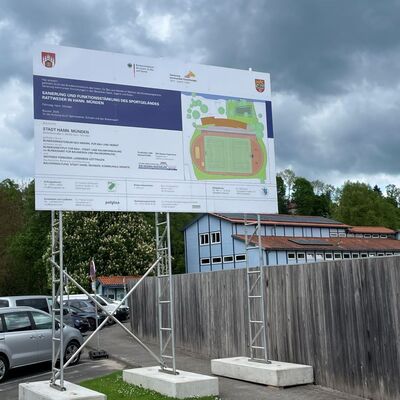 Offizieller Spatenstich im Beisein von Vertretern des Landkreises, ortsans&auml;ssiger Sportvereine und ausf&uuml;hrender Unternehmen, Bilder vom 05.05.2025