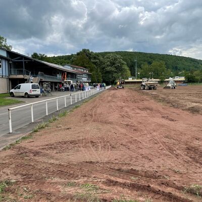 Offizieller Spatenstich im Beisein von Vertretern des Landkreises, ortsans&auml;ssiger Sportvereine und ausf&uuml;hrender Unternehmen, Bilder vom 05.05.2025