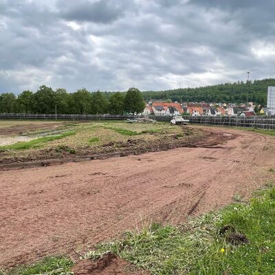 Offizieller Spatenstich im Beisein von Vertretern des Landkreises, ortsans&auml;ssiger Sportvereine und ausf&uuml;hrender Unternehmen, Bilder vom 05.05.2025