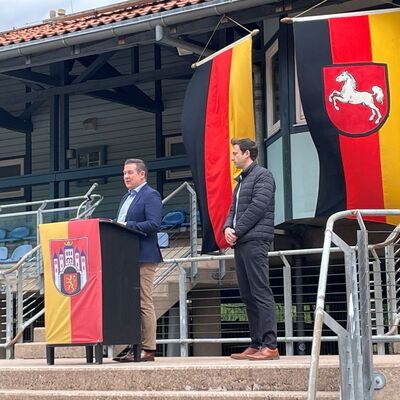 Offizieller Spatenstich im Beisein von Vertretern des Landkreises, ortsans&auml;ssiger Sportvereine und ausf&uuml;hrender Unternehmen, Bilder vom 05.05.2025