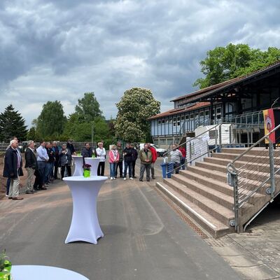 Offizieller Spatenstich im Beisein von Vertretern des Landkreises, ortsans&auml;ssiger Sportvereine und ausf&uuml;hrender Unternehmen, Bilder vom 05.05.2025