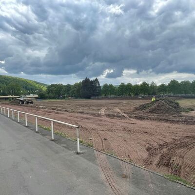 Offizieller Spatenstich im Beisein von Vertretern des Landkreises, ortsans&auml;ssiger Sportvereine und ausf&uuml;hrender Unternehmen, Bilder vom 05.05.2025