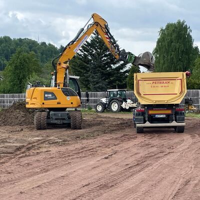 Offizieller Spatenstich im Beisein von Vertretern des Landkreises, ortsans&auml;ssiger Sportvereine und ausf&uuml;hrender Unternehmen, Bilder vom 05.05.2025