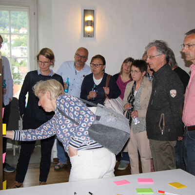 Der Fachdienst Stadtplanung bot in der Vergangenheit mehrfach B�rgerworkshops an, um bei der Entwicklung der Infrastruktur Ideen, Anregungen und W�nsche von B�rgerinnen und B�rgern zu ber�cksichtigen. Das Bild zeigt einen B�rgerworkshop zur Ma�nahme "Gr�n Blauer Ring".
