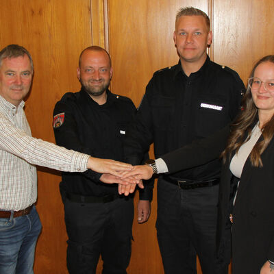 Gemeinsam mit zahlreichen Kolleginnen und Kollegen sorgt der Fachdienst Sicherheit und Ordnung daf�r, dass das Zusammenleben in der Stadt sicher, geordnet und verl�sslich funktioniert - sowohl im Alltag als auch in besonderen Gefahren- und Krisensituationen.