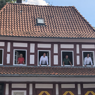 Einen wichtigen Beitrag zur Daseinsvorsorge leisten auch die Mitarbeitenden der st�dtischen Immobilienvermietungsgesellschaft (IVM). Gemeinsam mit den Verantwortlichen der Stadt k�mmern sie sich um die Vermietung, Bewirtschaftung und den Erhalt kommunaler Immobilien - so wie auf unserem Bild die Obertorwache an der Kasseler Stra�e.