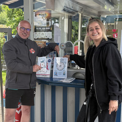 Hochbad-P&auml;chter Andreas Sadowsky mit Hann. M&uuml;ndens Klimaschutzmanagerin Marie Langl.