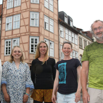 Der Fachdienst Kinder- und Jugendb�ro sowie der Stadtjugendring sind im Geschwister-Scholl-Haus untergebracht und k�mmern sich dort u.a. um die Nachwuchsarbeit, bieten aber auch in der Cafeteria Graffiti mit dem Mittagstisch wechselnde Tagesgerichte, Snacks sowie Getr�nke in gem�tlicher Atmosph�re an.