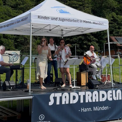 Bei sommerlicher Atmosph�re sorgte die Band �Fantastische Freunde� f�r die musikalische Begleitung.