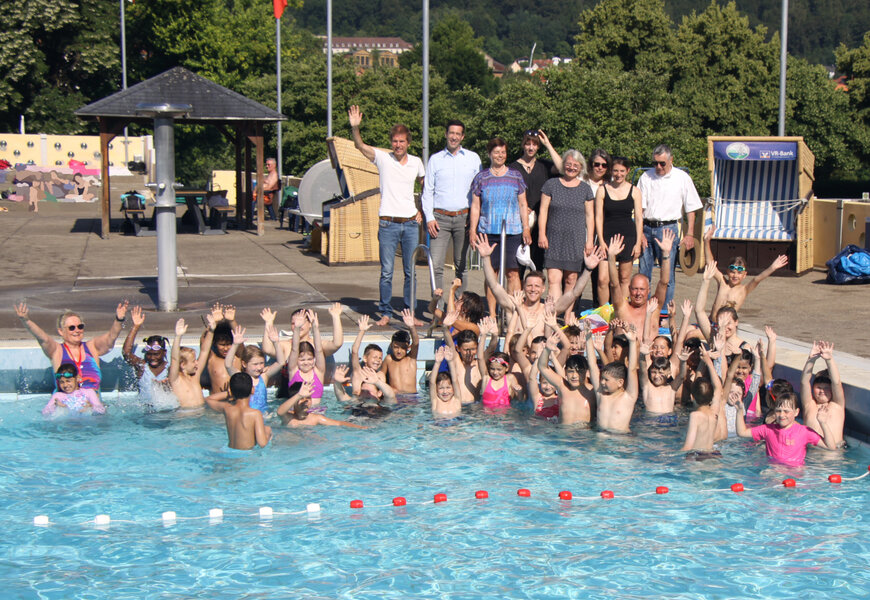 F�r die Zweitkl�ssler der Grundschule am Wall stand in der zur�ckliegenden Woche alles im Zeichen der Wassergew�hnung und Schwimmausbildung.