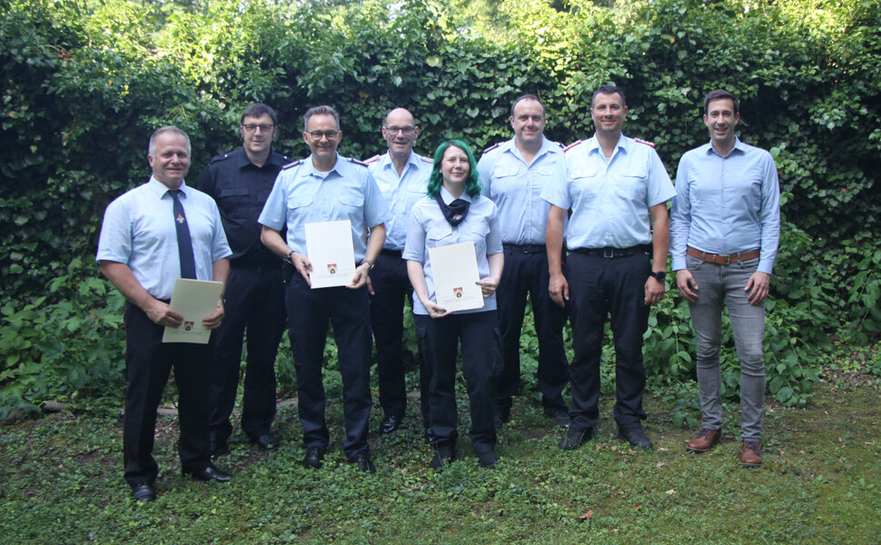 (V.li.) Meik Baumann, Daniel Menz (Ortsbrandmeister FFW Laubach), Micha Handke (stellv. Ortsbrandmeister FFW Laubach), Carsten Dorner (stellv. Stadtbrandmeister), Carina Marschall (Ortsbrandmeisterin FFW Volkmarshausen), Martin Koch (stellv. Stadtbrandmeister), Stadtbrandmeister Lutz Hannemann und B�rgermeister Tobias Dannenberg.