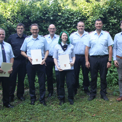 (V.li.) Meik Baumann, Daniel Menz (Ortsbrandmeister FFW Laubach), Micha Handke (stellv. Ortsbrandmeister FFW Laubach), Carsten Dorner (stellv. Stadtbrandmeister), Carina Marschall (Ortsbrandmeisterin FFW Volkmarshausen), Martin Koch (stellv. Stadtbrandmeister), Stadtbrandmeister Lutz Hannemann und B&uuml;rgermeister Tobias Dannenberg.
